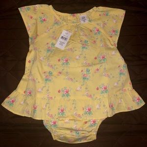 NWT baby gap floral 2 piece set  cute back